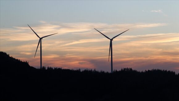 Depremden etkilenen 7 ilde kurulu rüzgar enerjisi santralleri elektrik üretmeye devam ediyor
